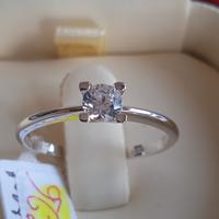 Anello + 4 paia orecchini in oro bianco 18k 