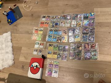 Lotto carte Pokemon con raccoglitore Pokeball
