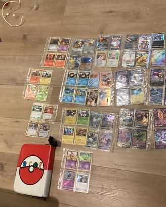 Lotto carte Pokemon con raccoglitore Pokeball