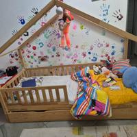 Letto montessori a casetta in legno con spondine