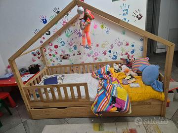 Letto montessori a casetta in legno con spondine