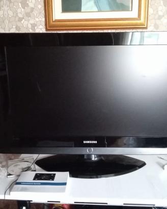TV 32''  pollici Samsung con telecomando.