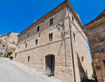 Palazzetto storico con giardino in borgo medievale