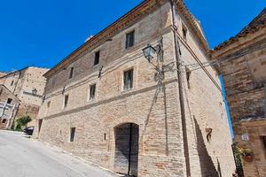 Palazzetto storico con giardino in borgo medievale