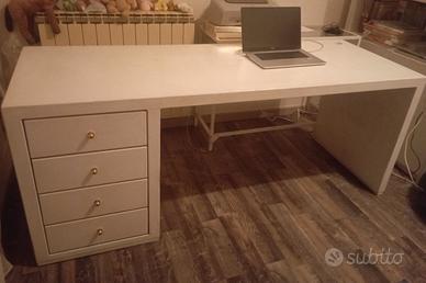 Scrivania con cassettiera