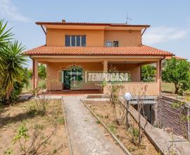 VILLA UNIFAMILIARE CON AMPIO GIARDINO E BOX AUTO