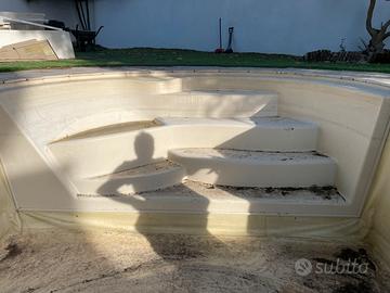 Scala in resina per piscina
