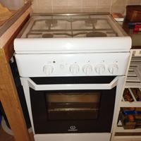 Cucina a gas Indesit con forno a gas