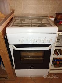 Cucina a gas Indesit con forno a gas