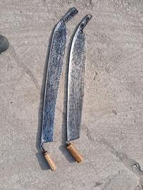 Due oggetti agricoli antichi per taglio erba