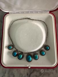 Collana con inserti color turchese