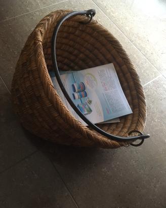 Cestino portariviste vintage in rattan/vimini