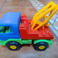 Camion con gancio da traino 