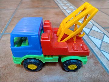 Camion con gancio da traino 