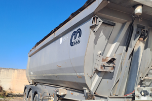 Semirimorchio ribaltabile