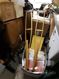 vecchie stampelle in legno da collezione