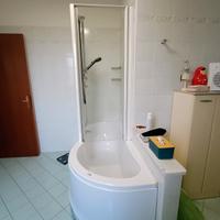 Vasca da bagno con box doccia