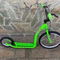Monopattino KOSTKA verde per bambino