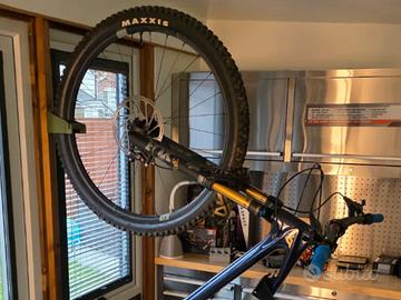 Supporto verticale per mountain bike a parete