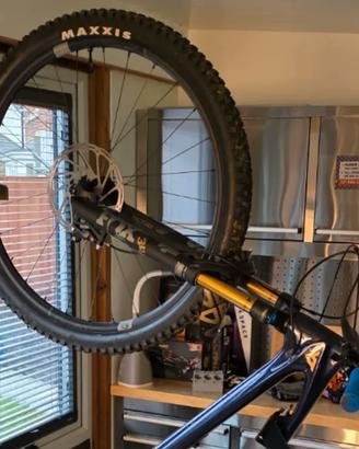 Supporto verticale per mountain bike a parete