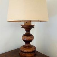 Lampada legno.