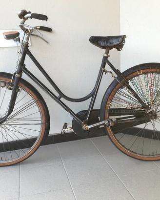Antica bicicletta da donna