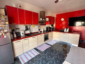 Cucina moderna con penisola e 3 sgabelli