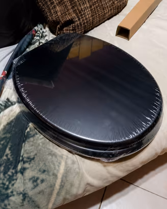 Sedile WC universale nero, mai usato