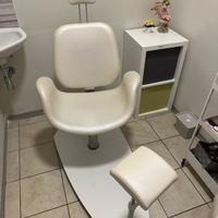 Poltrona e sgabello per pedicure