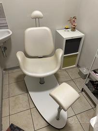Poltrona e sgabello per pedicure