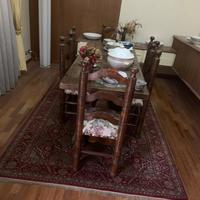 Tavolo in noce massiccio con 6 sedie in stile