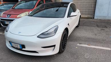 tesla model 3 bianco perlato