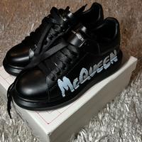 mcqueen nere con graffiti