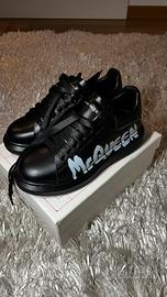 mcqueen nere con graffiti