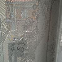 Due tende bianche ricamate