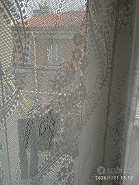 Due tende bianche ricamate