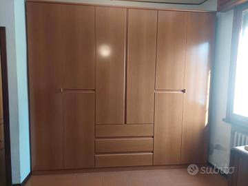 camera da letto armadio e comò e specchio