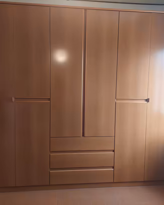 camera da letto armadio e comò e specchio