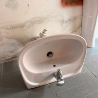 Lavandino con rubinetto sifone