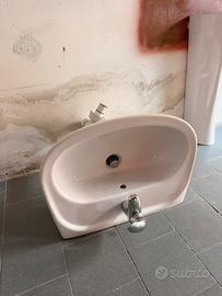 Lavandino con rubinetto sifone