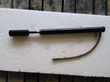 pompa gonfiaggio e gemma antica per moto d'epoca