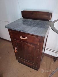 comodino con piano in marmo nero