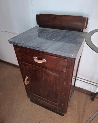 comodino con piano in marmo nero
