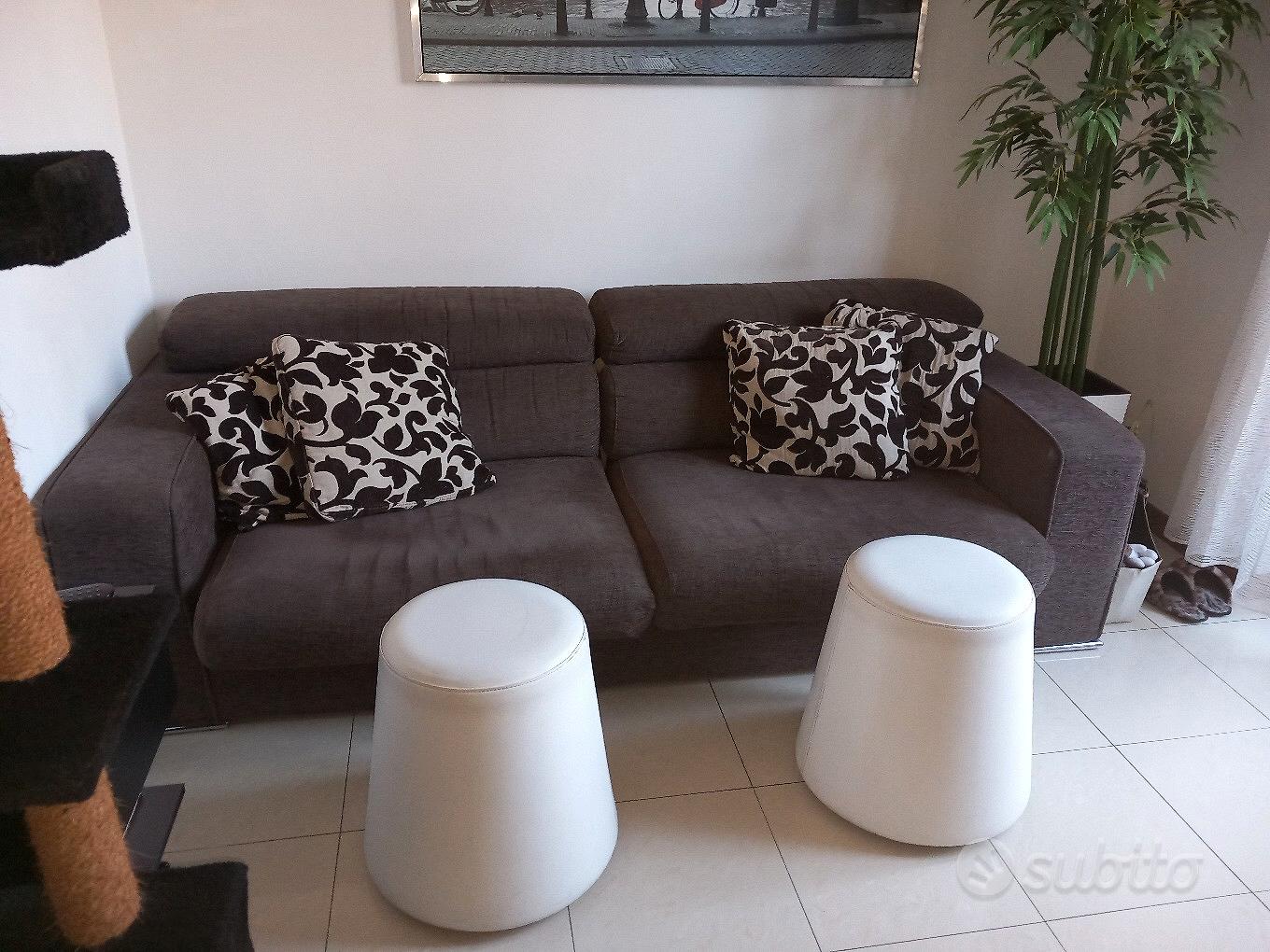 sala completa di divano pouf vetrina mobile pianta - Arredamento e