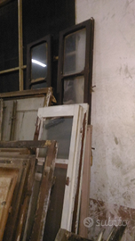 Finestre scuri fregi porte antiche