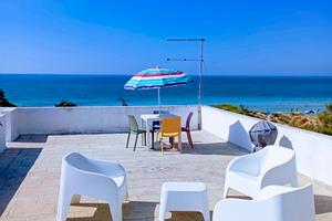 Fronte mare app.to con accesso diretto in spiaggia