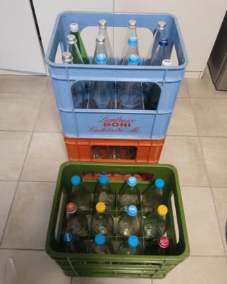 bottiglie di acqua di  vetro vuote