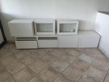 Mobili IKEA usati: composizione bianca, scrivania