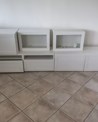 Mobili IKEA usati: composizione bianca, scrivania