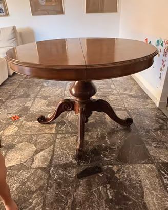 Tavolo da pranzo rotondo in legno – stile classico